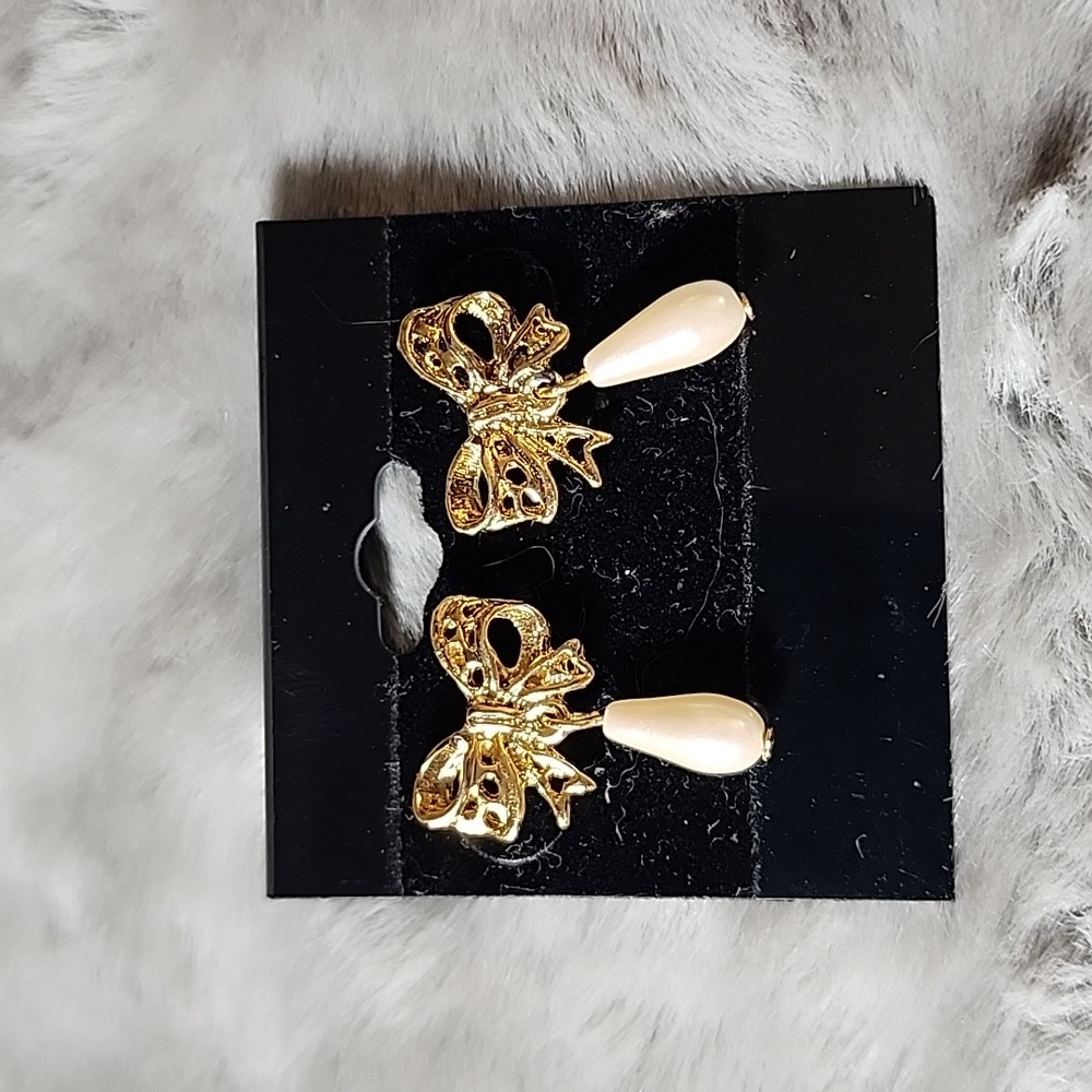 Gold‎ Bow and Pearl Earrings